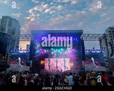 29 agosto 2021, San Diego, California, USA: La band Weezer suona dal vivo durante un concerto durante l'Hella Mega Tour al Petco Park. Anche le band Fall out Boy e Green Day si esibiscono. (Credit Image: © K.C. Filo Alfred/ZUMA Press) Foto Stock