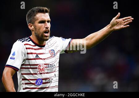 Milano, Italia. 29 agosto 2021. Kevin Strootman di Cagliari Calcio geste durante la Serie UNA partita di calcio tra AC Milano e Cagliari Calcio. Credit: Nicolò campo/Alamy Live News Foto Stock