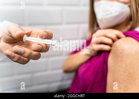 Vaccinazione concetto di assistenza sanitaria mani di medico sconosciuto o medico tenere una siringa e ampolo preparazione di un colpo di virus corona covid-19 delta variante hpv Foto Stock