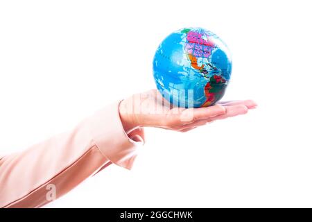 la donna tiene la terra del pianeta in mano su uno sfondo bianco, isolare Foto Stock