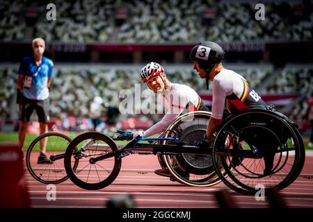 L'atleta Paralympian Peter Genyn e l'atleta Paralympian Roger Habsch hanno ritratto dopo la gara maschile di 200m T51 durante la gara atletica, il giorno s Foto Stock