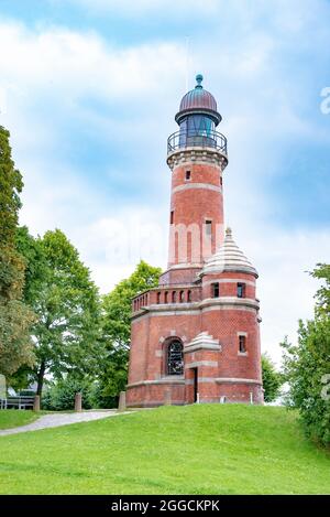 Il faro in mattoni rossi del fiordo di Kiel con base ottagonale fu costruito nel 1895 e segna l'ingresso del canale di Kiel, Kiel, Schleswig-Holstein, G. Foto Stock