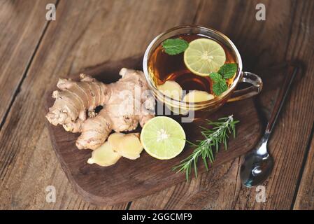 Cocktail fresco di zenzero e limone, succo di zenzero caldo in vetro e fette di tè succo di erbe alla radice di zenzero Foto Stock