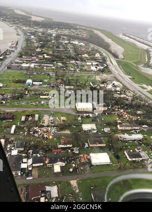 Galliano, Stati Uniti d'America. 30 ago 2021. Foto aerea che mostra le conseguenze dell'uragano Ida lungo la costa del Golfo 30 agosto 2021 a Galliano, Louisiana. IDA sta impacchettando venti di 150 mph fatto la caduta 16 anni fa al giorno dell'uragano Katrina. La Guardia Costiera conduce gli uragani Ida dopo la tempesta sorvoli lungo la Costa del Golfo il 30 agosto 2020. Gli equipaggi hanno effettuato sorvoli nei pressi di LOS ANGELES per valutare i danni e identificare i pericoli. (STATI UNITI Coast Guard courtesy photo) Credit: US Coast Guard/Alamy Live News Foto Stock