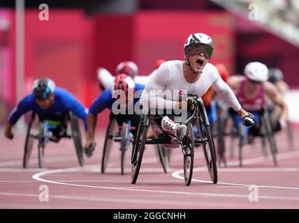 Marcel Hug in Svizzera reagisce dopo aver vinto la finale da 1500 m T54 dello Stadio Olimpico durante il giorno sette dei Giochi Paralimpici di Tokyo 2020 in Giappone. Data foto: Martedì 31 agosto 2021. Foto Stock