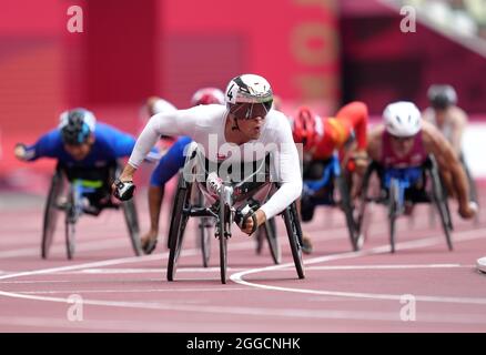 Marcel Hug in Svizzera reagisce dopo aver vinto la finale da 1500 m T54 dello Stadio Olimpico durante il giorno sette dei Giochi Paralimpici di Tokyo 2020 in Giappone. Data foto: Martedì 31 agosto 2021. Foto Stock