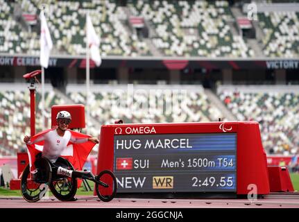 Marcel Hug in Svizzera reagisce dopo aver fatto registrare un record mondiale nella finale maschile T54 di 1500 m allo Stadio Olimpico durante il giorno sette dei Giochi Paralimpici di Tokyo 2020 in Giappone. Data foto: Martedì 31 agosto 2021. Foto Stock