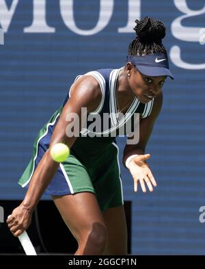 Flushing, Queens, New York, USA. 30 agosto 2021: Sloane Stephens (USA) ha sconfitto Madison Keys (USA) 6-3, 1-6, 7-6, al US Open, suonando al Billy Jean King Ntional Tennis Center di Flushing, Queens, New York. Leslie Billman/Tennisclix Credit: CAL Sport Media/Alamy Live News Foto Stock