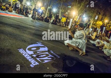 Barcellona, Spagna. 30 ago 2021. I manifestanti sono visti di fronte a una proiezione con la quale si dice, la performance del 6402 durante la dimostrazione.circa 200 persone hanno dimostrato di fronte all'Arc de Triomf di Barcellona contro le 6402 uccisioni extragiudiziali commesse dall'esercito nel contesto del conflitto armato colombiano, un fenomeno noto come "falsi positivi". Credit: Sipa USA/Alamy Live News Foto Stock