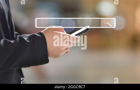 Primo piano di businessman utilizzare smartphone per la ricerca pagina di navigazione. Ricerca di informazioni sul concetto di rete Internet. Foto Stock