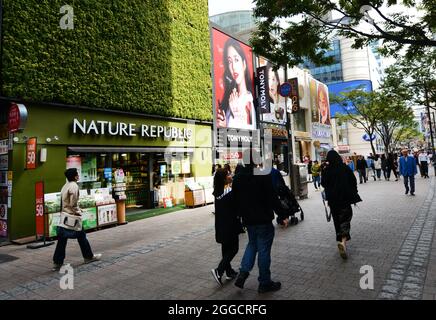 Il vibrante quartiere dello shopping di Myeongdong a Seoul, Corea del Sud. Foto Stock