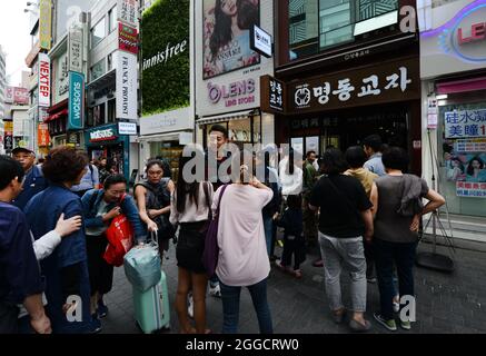 In fila e in attesa di entrare nel ristorante Myeongdong Kyoja a Myeongdong, Seoul, Corea del Sud. Foto Stock