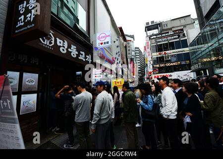 In fila e in attesa di entrare nel ristorante Myeongdong Kyoja a Myeongdong, Seoul, Corea del Sud. Foto Stock