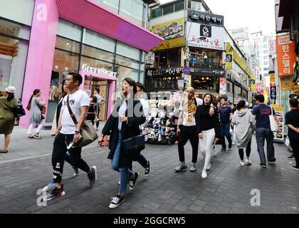 Il vibrante quartiere dello shopping di Myeongdong a Seoul, Corea del Sud. Foto Stock
