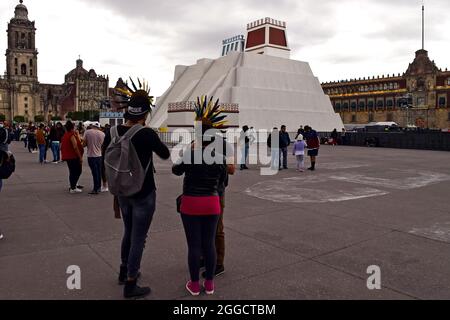 Il primo modello monumentale del Templo Mayor fu montato nella zócalo come parte delle commemorazioni dei '500 anni di resistenza indigena' Foto Stock