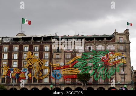 Il primo modello monumentale del Templo Mayor fu montato nella zócalo come parte delle commemorazioni dei '500 anni di resistenza indigena' Foto Stock