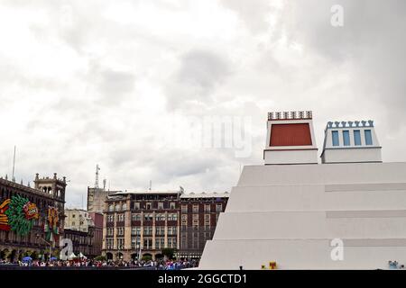 Il primo modello monumentale del Templo Mayor fu montato nella zócalo come parte delle commemorazioni dei '500 anni di resistenza indigena' Foto Stock