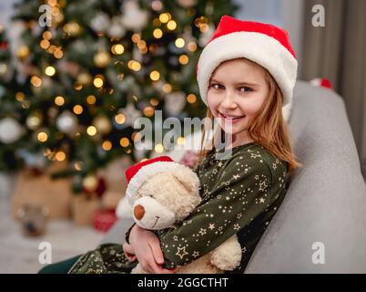 Bambina vicino albero di natale Foto Stock