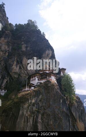 Paro Taktsang o il monastero buddista di Tiger's Nest, arroccato in alto sulla scogliera dell'alta valle di Paro in Bhutan Foto Stock