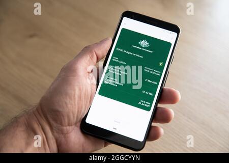 Il certificato di vaccinazione digitale australiano Covid-19 come visualizzato su un telefono. (Il nome e il numero sono stati modificati in questa immagine) Foto Stock