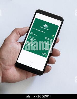 Il certificato di vaccinazione digitale australiano Covid-19 come visualizzato su un telefono. (Il nome e il numero sono stati modificati in questa immagine) Foto Stock