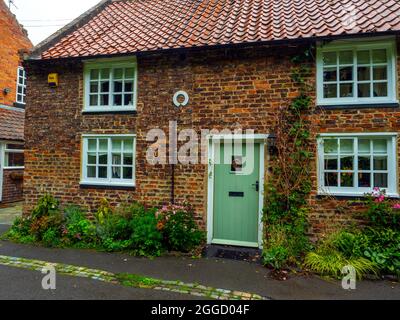 Uno storico cottage vittoriano vicino alla chiesa di Kirkleatham Foto Stock