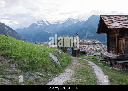 Il villaggio di “Grächen” in Vallese in Svizzera con le sue case tipiche, dopo il tramonto. Foto Stock