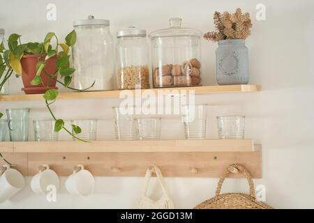 Un set di vasetti di vetro con prodotti sfusi sul ripiano della cucina. Pasta, zucchero. Interni e arredamento della cucina belli. Foto di alta qualità Foto Stock