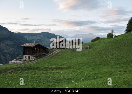 Il villaggio di “Grächen” in Vallese in Svizzera con le sue case tipiche, dopo il tramonto. Foto Stock