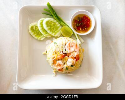 Cibo thailandese riso fritto con gamberi servito al tavolo Foto Stock