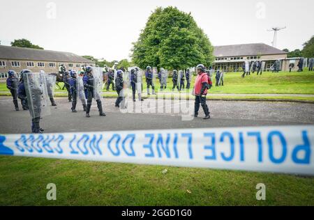 Poliziotti scozzesi prendono parte a un esercizio di gioco di ruolo che ricrea una protesta durante un addestramento di ordine pubblico COP26 presso le caserme dell'esercito di Craigiehall, South Queensferry, prima del vertice Cop26 a Glasgow. Data foto: Lunedì 30 agosto 2021. Foto Stock