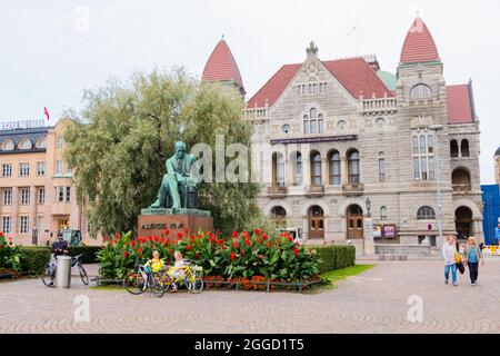 Statua di Aleksis Kivi e Teare Nazionale di Finlandia, Rautatientori, Helsinki, Finlandia Foto Stock