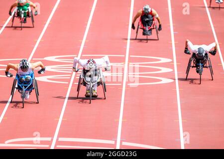 Toni Piispanen della Finlandia, l'atleta paralympian Peter Genyn e l'atleta paralympian Roger Habsch hanno ritratto in azione durante la gara dura da 200m T51 maschile Foto Stock
