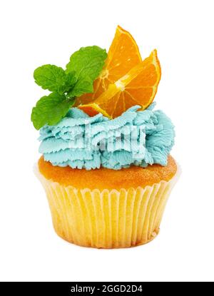 Cupcake con menta fresca e fette di arancia isolate su sfondo bianco. Foto Stock