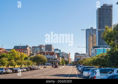 Adelaide, South Australia - 4 aprile 2021: Lo skyline di Adelaide City è stato visto dal lato orientale in una giornata intensa Foto Stock