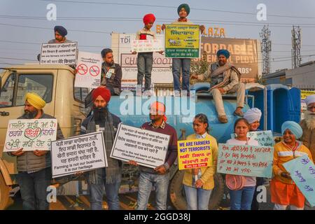 Dicembre 2020, agricoltori indiani durante la protesta al confine di Singhu. Protestano contro la nuova legge agricola da parte del governo indiano. Foto Stock