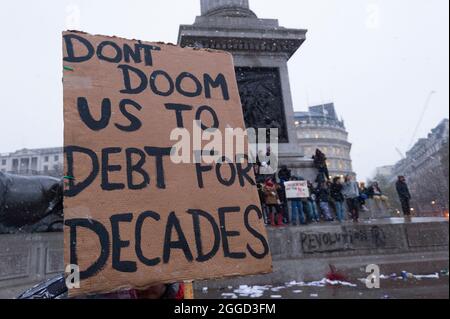 Gli studenti protestano contro l'aumento delle tasse universitarie, essendo contenuti in Trafalgar Square dalla polizia dopo aver marciò intorno al West End di Londra. Trafalgar Square, Londra, Regno Unito. 30 Nov 2010 Foto Stock