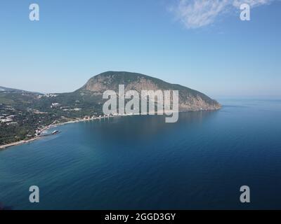Vista panoramica sul Monte Bear, Au-Dag, vicino alla città Gurzuf sulla costa meridionale della Crimea. Giorno di sole. Bellezza infinita della natura. Foto Stock