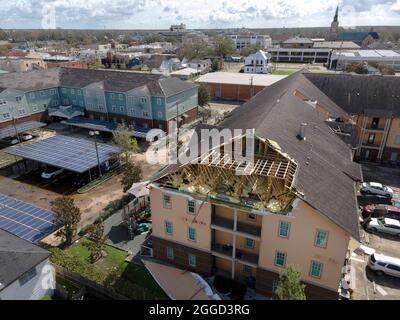 Houma, Stati Uniti. 30 ago 2021. Il tetto di un edificio di appartamenti è visto strappato fuori dall'uragano Ida a Houma, Louisiana, Stati Uniti, 30 agosto 2021. Con le persone in difficoltà in attesa di salvataggio su tetti danneggiati, strade allagate bloccate da alberi abbattuti e linee elettriche, e oltre un milione di persone senza potere fino a lunedì mattina, l'uragano Ida ha devastato ampiamente dalla sua caduta nella regione meridionale degli Stati Uniti, la Louisiana, la domenica. Credit: Nick Wagner/Xinhua/Alamy Live News Foto Stock