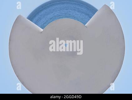 Disco grigio con arco blu Foto Stock