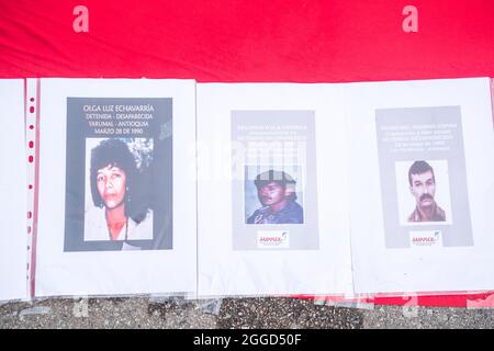 Barcellona, Spagna. 30 Agosto 2021. Le foto delle vittime dell'esercito colombiano sono visibili a dimostrazione. Circa 200 persone hanno dimostrato di fronte all'Arc de Triomf di Barcellona contro le 6402 uccisioni extragiudiziali commesse dall'esercito nel contesto del conflitto armato colombiano, un fenomeno noto come "falsi positivi”. La manifestazione si è svolta in occasione della Giornata Internazionale delle vittime della sparizione forzata, commemorata ogni 30 agosto e cui hanno partecipato Ricardo 'Profe', una delle prime linee di difesa, nelle proteste anti-governative. Credi Foto Stock