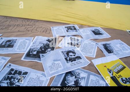 Barcellona, Spagna. 30 Agosto 2021. Le foto delle vittime dell'esercito colombiano sono visibili a dimostrazione. Circa 200 persone hanno dimostrato di fronte all'Arc de Triomf di Barcellona contro le 6402 uccisioni extragiudiziali commesse dall'esercito nel contesto del conflitto armato colombiano, un fenomeno noto come "falsi positivi”. La manifestazione si è svolta in occasione della Giornata Internazionale delle vittime della sparizione forzata, commemorata ogni 30 agosto e cui hanno partecipato Ricardo 'Profe', una delle prime linee di difesa, nelle proteste anti-governative. Credi Foto Stock