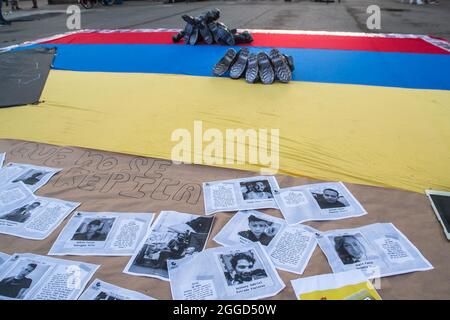 Barcellona, Spagna. 30 Agosto 2021. Le foto delle vittime dell'esercito colombiano sono visibili a dimostrazione. Circa 200 persone hanno dimostrato di fronte all'Arc de Triomf di Barcellona contro le 6402 uccisioni extragiudiziali commesse dall'esercito nel contesto del conflitto armato colombiano, un fenomeno noto come "falsi positivi”. La manifestazione si è svolta in occasione della Giornata Internazionale delle vittime della sparizione forzata, commemorata ogni 30 agosto e cui hanno partecipato Ricardo 'Profe', una delle prime linee di difesa, nelle proteste anti-governative. Credi Foto Stock