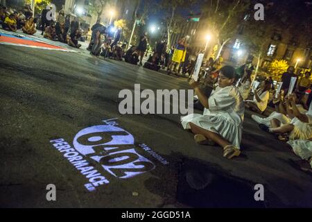 Barcellona, Spagna. 30 Agosto 2021. I manifestanti sono visti di fronte alla proiezione con cui dice, la prestazione 6402. Circa 200 persone hanno dimostrato di fronte all'Arc de Triomf di Barcellona contro le 6402 uccisioni extragiudiziali commesse dall'esercito nel contesto del conflitto armato colombiano, un fenomeno noto come "falsi positivi”. Credit: DAX Images/Alamy Live News Foto Stock