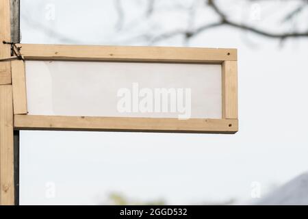 Cartello bianco bianco bianco trasparente in legno con spazio vuoto all'aperto Foto Stock