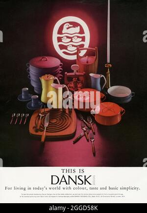 Un'inserzione degli anni '60 per un'elegante tovaglieria danese e posate realizzate da Dansk Designs. L'annuncio è apparso in una rivista pubblicata nel Regno Unito nell'ottobre 1962. La fotografia mostra la gamma di prodotti prodotti – dalle posate in acciaio inossidabile, gli utensili da cucina in legno, i set da caffè in ceramica alle pentole in ghisa smaltate. Dansk è stata fondata nel 1954 dal principale designer Jens Quistgaard. Insieme a Ted Nierenberg, formò Dansk Designs. Nel 1956, l'ormai famosa linea Fjord Flatware veniva venduta nei negozi americani – grafica vintage anni '60. Foto Stock