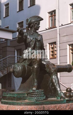 San Pietroburgo, Russia - 04 aprile 2021: Monumento al cannoniere Vasily Korchmin seduto su un cannone in profilo, che era un socio del russo Foto Stock