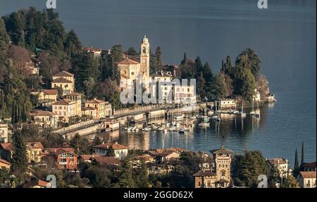 Paesaggio urbano del villaggio di Tremezzo situato sulla sponda occidentale del Lago di Como, Lago di Como, Lombardia, Italia, Europa Foto Stock