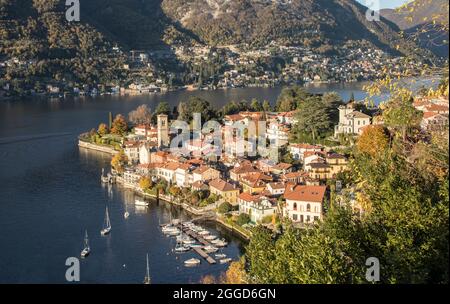 Borgo di Torno, lungo la sponda occidentale interna del lago di Como, Lombardia, Italia, Europa Foto Stock