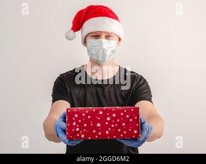 Un corriere consegna un pacco il giorno di Natale durante la pandemia di coronavirus Foto Stock